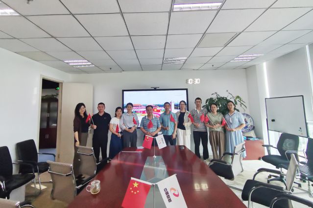 best365英国体育在线组织员工集体观看抗战胜利80周年阅兵盛典